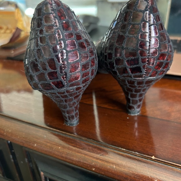 Woman’s shoes - Picture 1 of 3